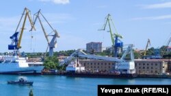 Плавучий кран ПК-400 «Севастополь» у причала «Севморзавода» в июле 2022 года