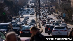 Vetura në një rrugë në kryeqytetin e Kosovës, Prishtinë. (Fotografi nga arkivi)
