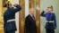 Президент России Владимир Путин проходит мимо почетного караула, направляясь на встречу с избранным президентом Индонезии Прабово Субианто в Кремле, Москва, 31 июля 2024 года. (Фото: Максим Шеметов / POOL / AFP)