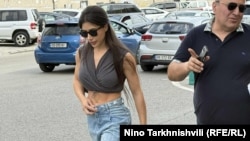 ხატია ვიბლიანი თბილისის საქალაქო სასამართლოს შესასვლელთან, 17 სექტემბერი, 2025 წელი