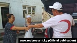 Сотрудники Красного полумесяца оказывают гуманитарную помощь жителям села Ак-Сай. 