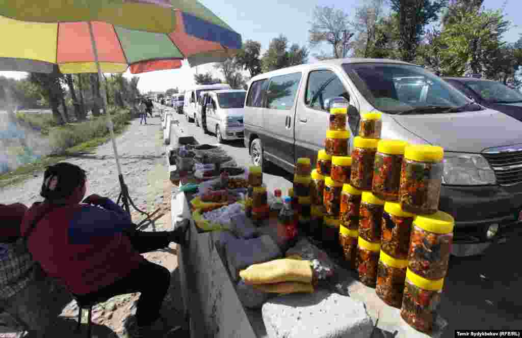 "Ак жол" бекетине жакын соода кылган келин.&nbsp;