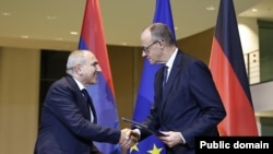 ნიკოლ ფაშინიანი და ფრიდრიხ მერცი