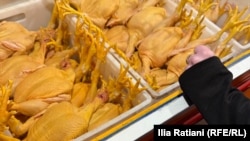 ყვითლად შეღებილი ქათმის ხორცი თბილისში ე.წ. დეზერტირების ბაზართან