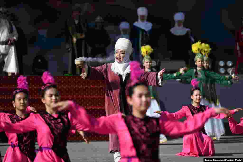  Ош шаарынын башкы аянтындагы Нооруз  майрамы. Концерттик иш-чара 