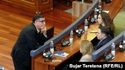 Lutfi Haziri pranë deputetëve të tjerë të LDK-së. Fotografi nga arkivi.