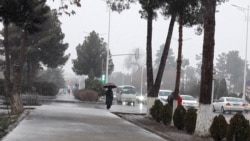 Diňle: Aşgabatda, welaýatlarda güýçli gar elektrik üpjünçiligine we ýol hereketine täsir etdi