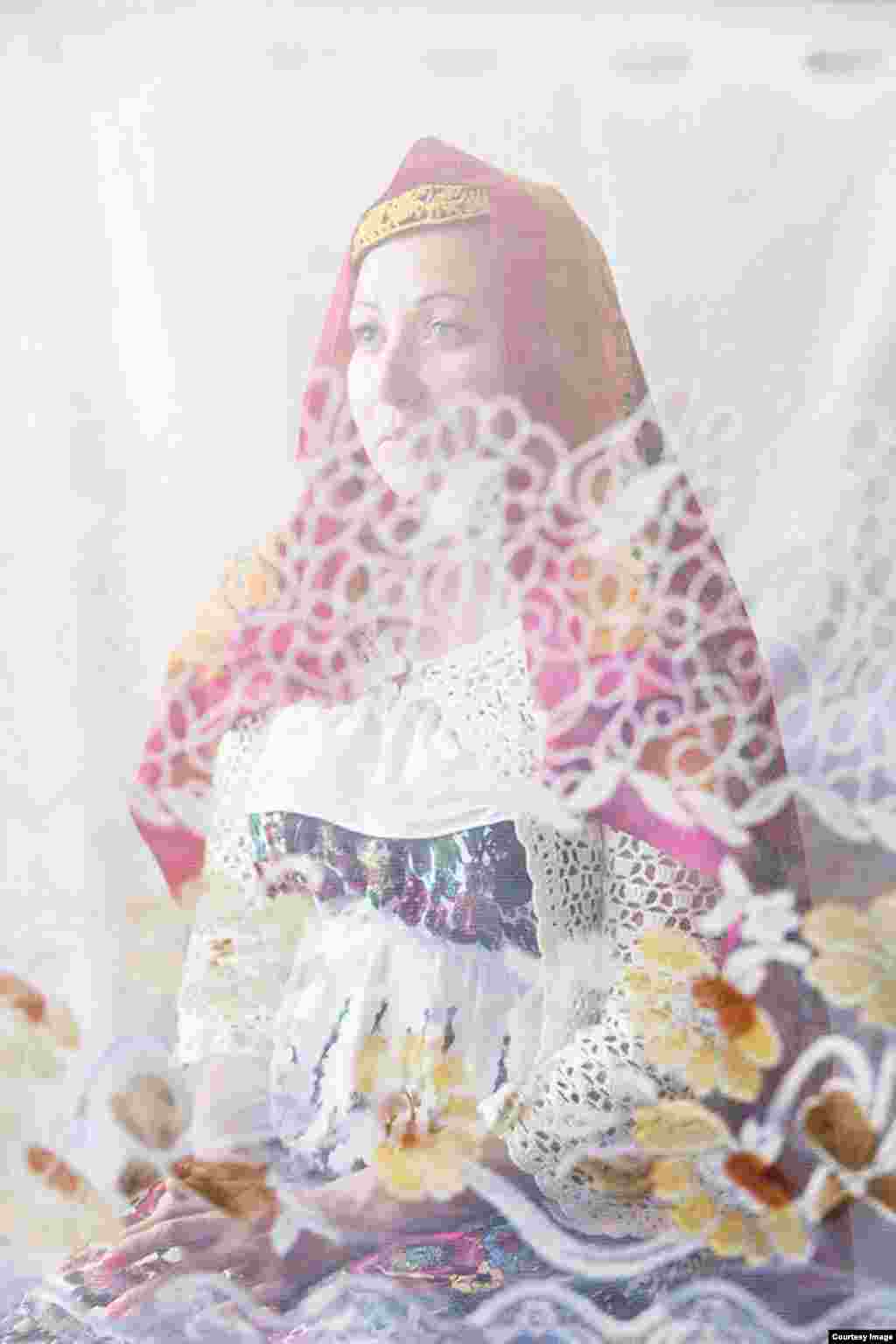 Динара, 28 лет:&nbsp; "Хотя я&nbsp;на&nbsp;сто процентов татарка, но&nbsp;почти не&nbsp;разговариваю на&nbsp;родном языке"&nbsp;