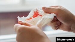 Deputatul USR Emanuel Ungureanu spune că sângele contaminat și deșeurile infecțioase din spitale sunt aruncate zilnic în sistemul de canalizare din România, fără să fie decontaminate