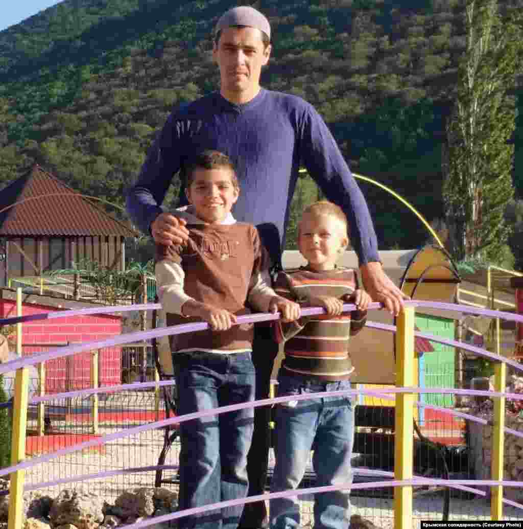 У &laquo;Кримській солідарності&raquo; кажуть, що у Сулейманова&nbsp;&ndash; низка захворювань, пов'язаних із серцем. Повідомляється також, що його дружина &ndash; на восьмому місяці вагітності, до неї не допускають родичів