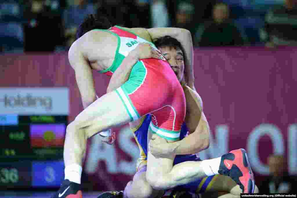 Эркин күрөштөн Илгиз Жакыпбеков, Самат Надырбек уулу, Айаал Лазарев, грек-рим күрөшүнөн Азис Атабеков коло медаль тагынышты. Сүрөттө кыргызстандык Самат Надырбек уулу менен өзбекстандык Нодиржон Сафаровдун чейрек финалдагы беттеши. 57 килограммга чейин салмактагы балбандардын бул таймашында Самат Надырбек уулу 5:2 эсебинде жеңишке жеткен.