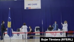 Vaksinimi në sallën "1 Tetori". Prishtinë, 5 maj, 2021. 