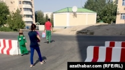 Aşgabat: Olimpiýa şäherçesiniň daşyndaky etrapçalaryň ähli ýollarynda böwet goýuldy 