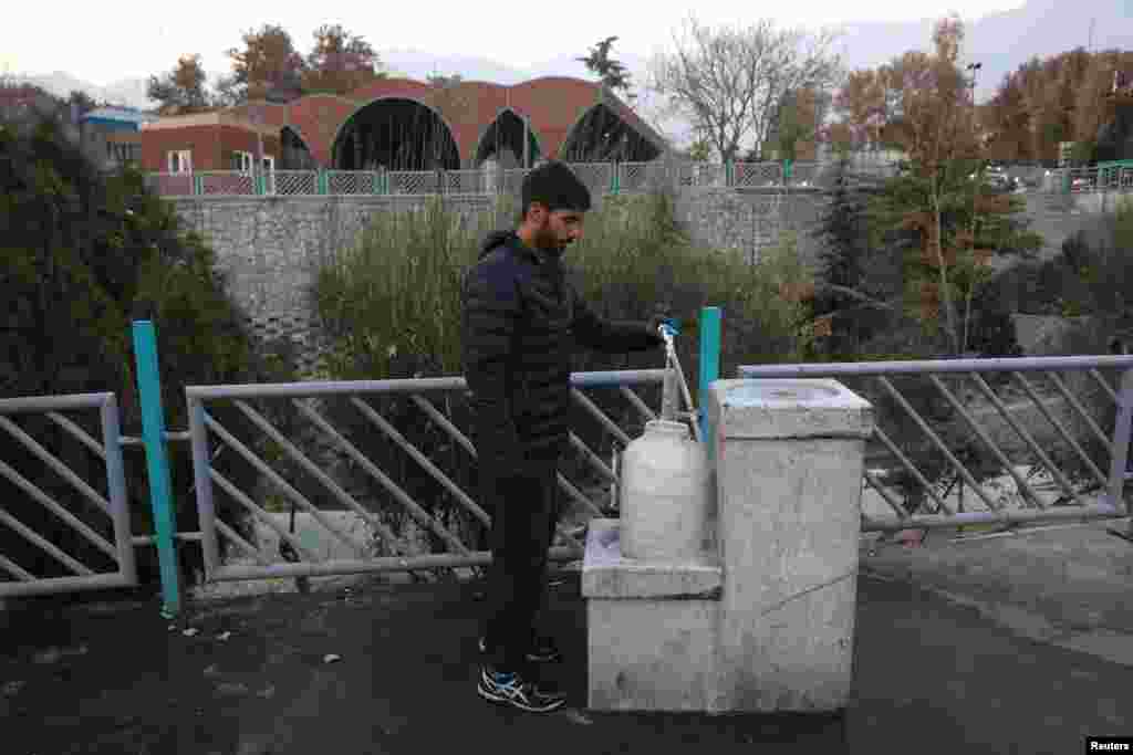 Az imák mellett azért mást is próbálnak a felhők közé küldeni. A hatóságok „felhőmegkötő” műveleteket indítottak, hogy esőt idézzenek elő. A folyamat során repülőgépekről ezüst-jodidot és sót permeteznek szét, hogy esőt idézzenek elő