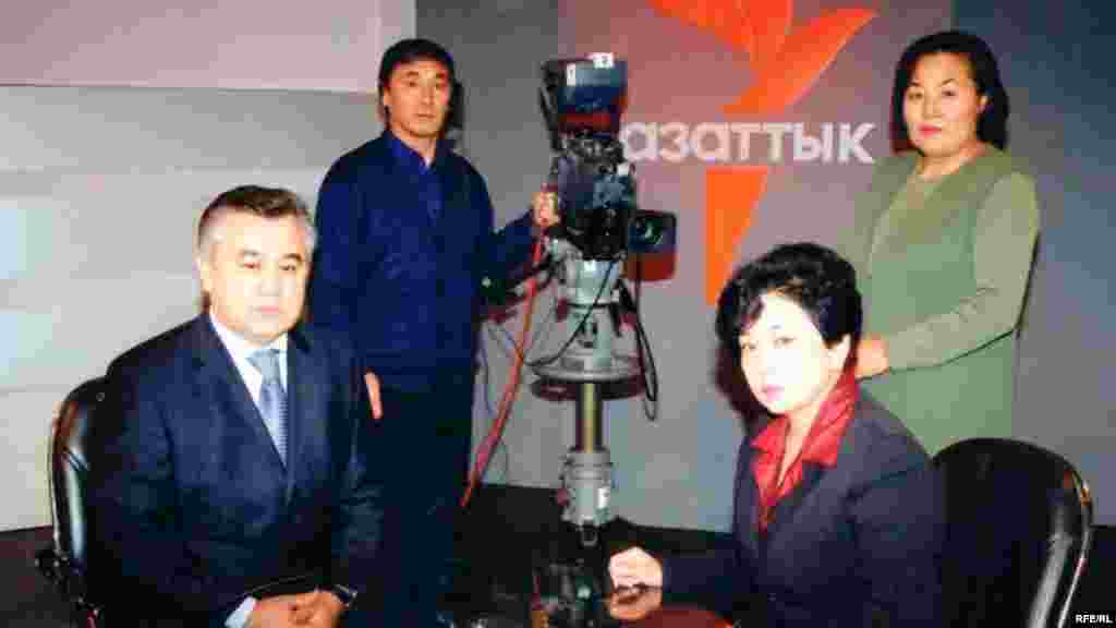 Бүбүкан Досалиева саясатчы Өмүрбек Текебаев менен маек курардын астында.&nbsp;