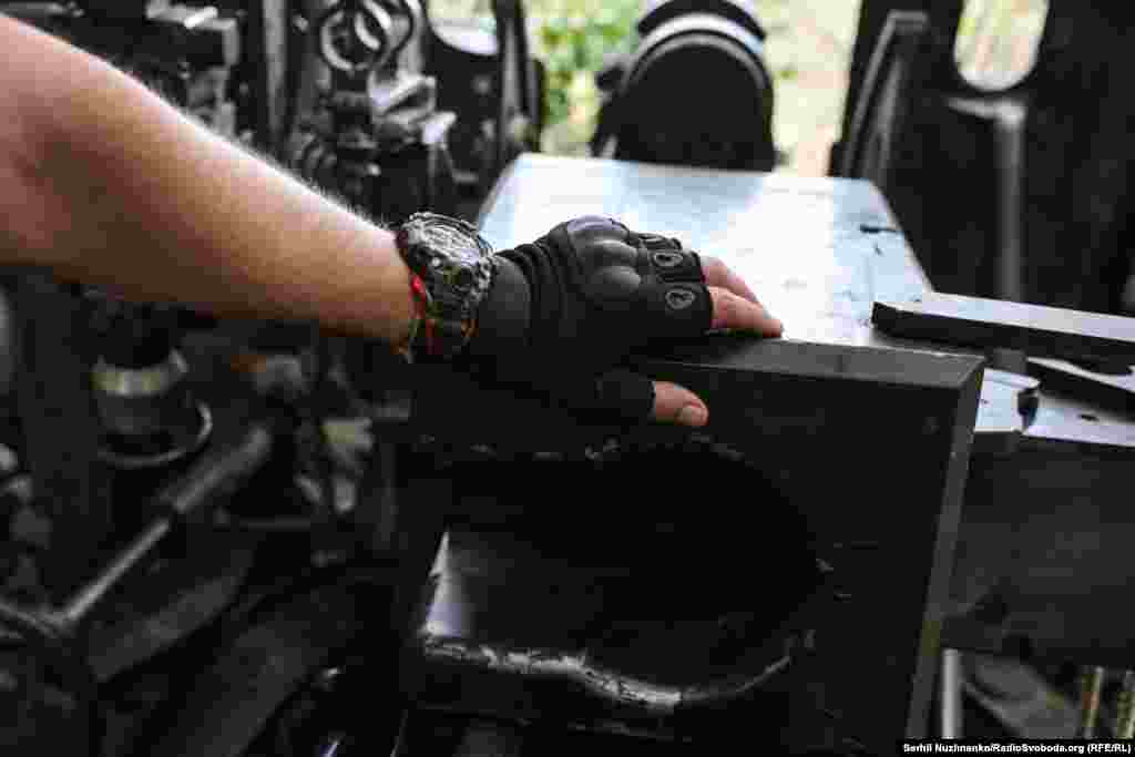 "Ovo je veoma težak pravac sa stalnim napadima (ruske) pješadije", kaže Dmitro. "Neprestano djelujemo na odbacivanju napada". &nbsp;