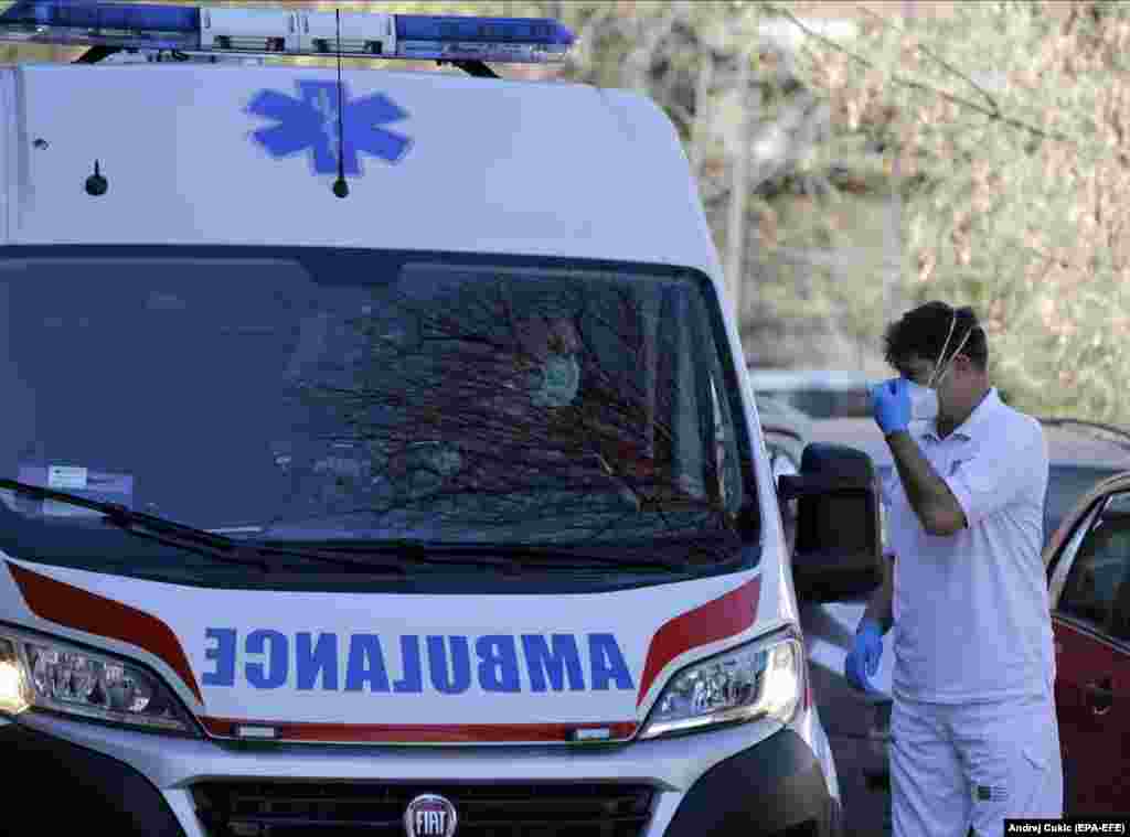 Prizor ispred Klinike za infektivne i tropske bolesti "Prof. dr Kosta Todorović", Beograd, 16. mart