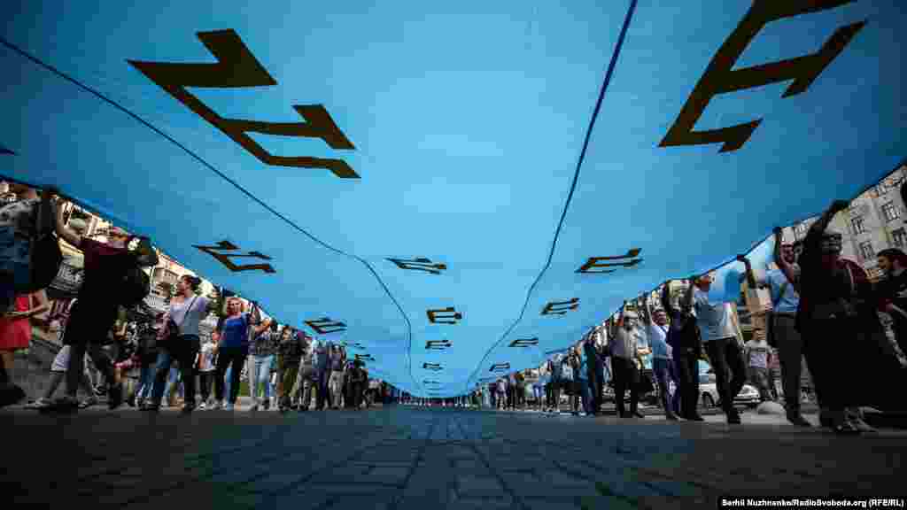 Tedbirler, Kyivniñ merkezindeki cayav yürüşten başlandı. Faaliyetçiler qırımtatar bayrağını Kreşçatik ve Bohdan Hmelnitskiy soqaqlarınıñ çatışmasında açtı ve ondan soñ Müstaqillik Meydanına doğru yürdiler