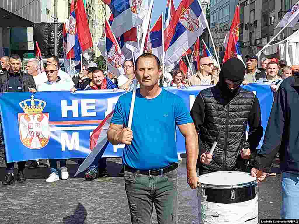 MAskirani dobošar na čelu kolone pristalica Srpske napredne stranke koji su došli na miting u Nišu.