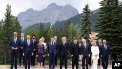 Fotografie de familie la summitul G7 din Canada