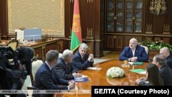 Кіт Келаг (другі зьлева) і Аляксандар Лукашэнка падчас сустрэчы ў Менску 21 чэрвеня