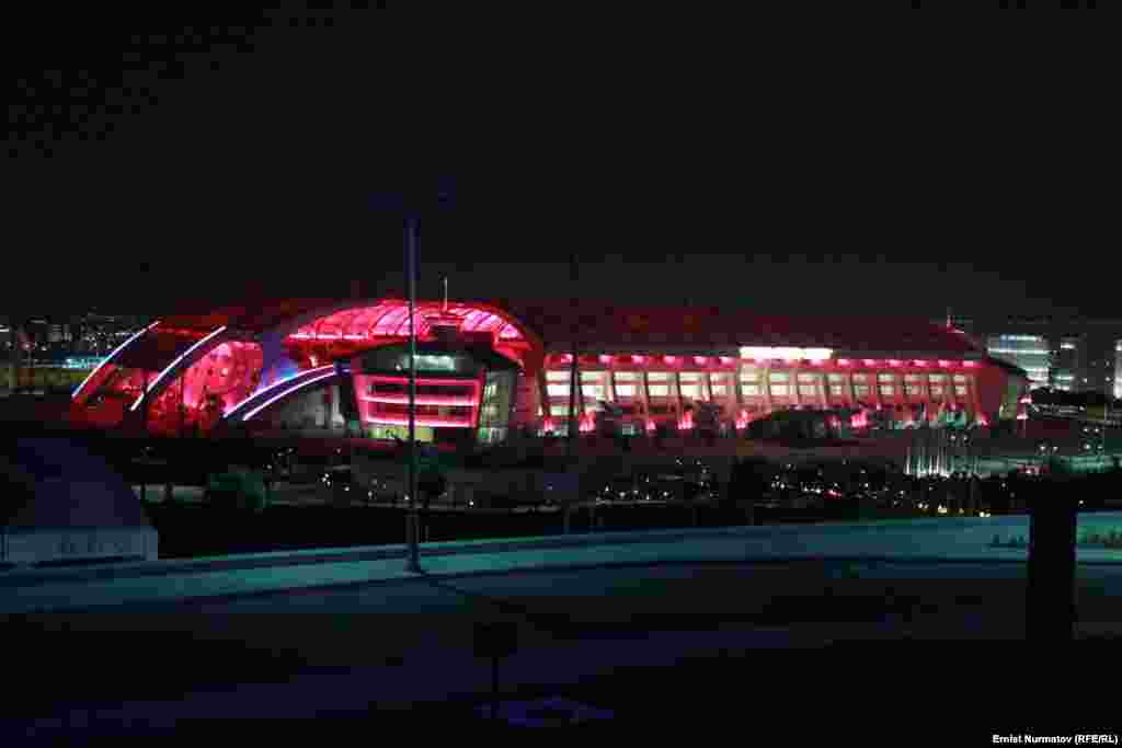Стадион. Ночь.