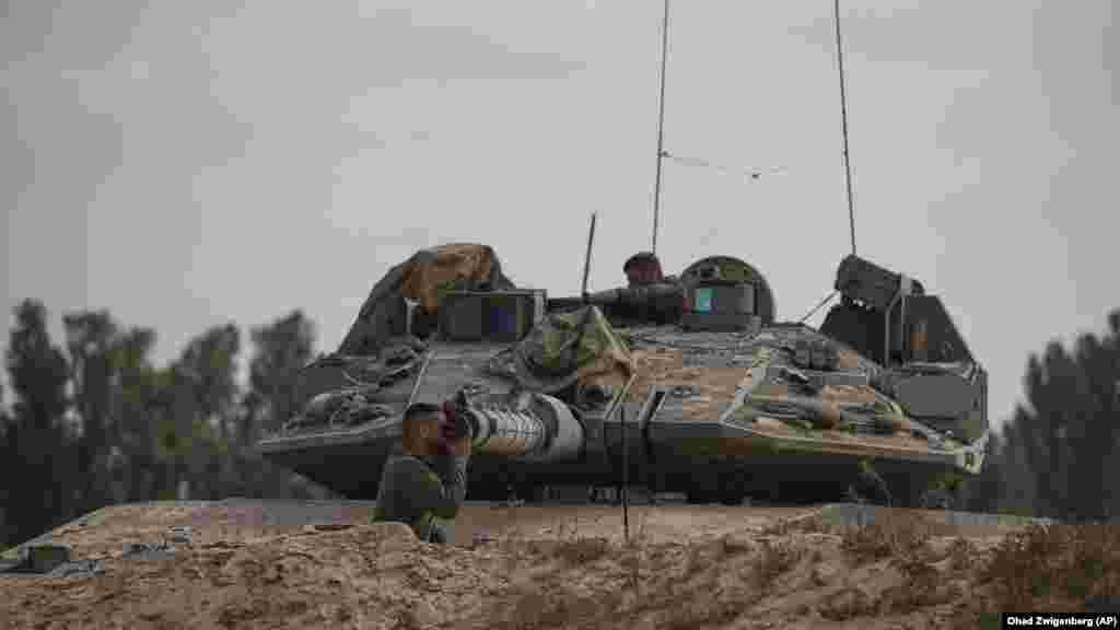 Izraelski vojnici u tenku u blizini granice sa Pojasom Gaze, na jugu Izraela, 19. maja.