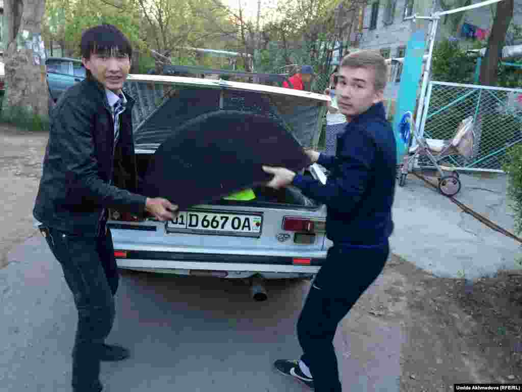 Сіргелінің жастары ас беріп жатқан бір үйге қазан әкеліп, жәрдем қылып жатыр. "Ұлтқа бөлінбейміз" дейді сол жақтағы жігіт.