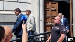 Цивилни служители на полицията извеждат от Столичната община Никола Барбутов (в светлото сако), 24 юни 2025 г.