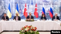 Ministrul turc de Externe, Hakan Fidan, prezidează o întâlnire între negociatorii ucraineni și ruși la Istanbul, Turcia, 16 mai 2025.
