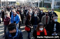 Коңшу өлкөлөрдөн Сербияга коронавируска каршы эмдетүү үчүн келгендер да кошулган узун кезек. Белград жармаңкесинде ачылган атайын эмдөө жайы, Сербия. Мында "AstraZeneca" вакцинасы сайылууда. 2021-жылдын 27-марты, ишемби.