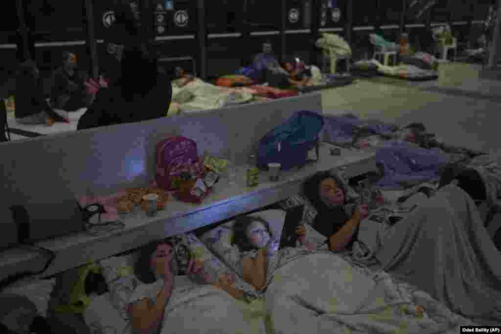 Njerëz të strehuar në një stacion metroje, në Ramat Gan, afër Tel Avivit, më 17 qershor.