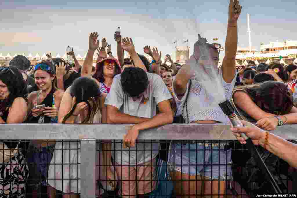 Rashlađivanje učesnika muzičkog festivala Les Deferlantes u Le Barkaresu u Francuskoj, 29. juna.