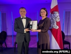 Аляксандар Лукашук атрымлівае ўзнагароду з рук Сьвятланы Ціханоўскай