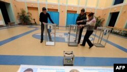 კიევში საარჩევნო კომისიის წევრები საარჩევნო ურნებს ამზადებენ