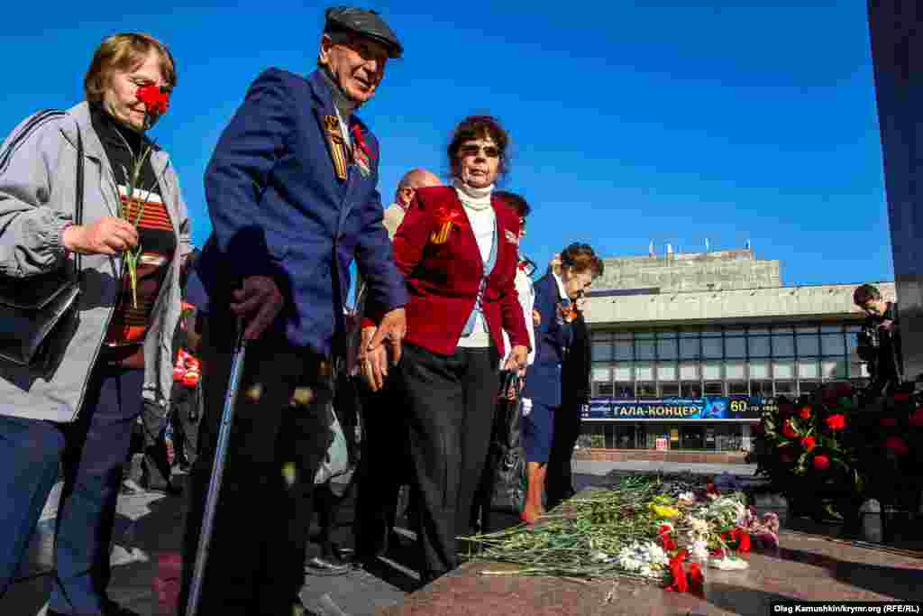 Покладання квітів до пам'ятника Леніну 