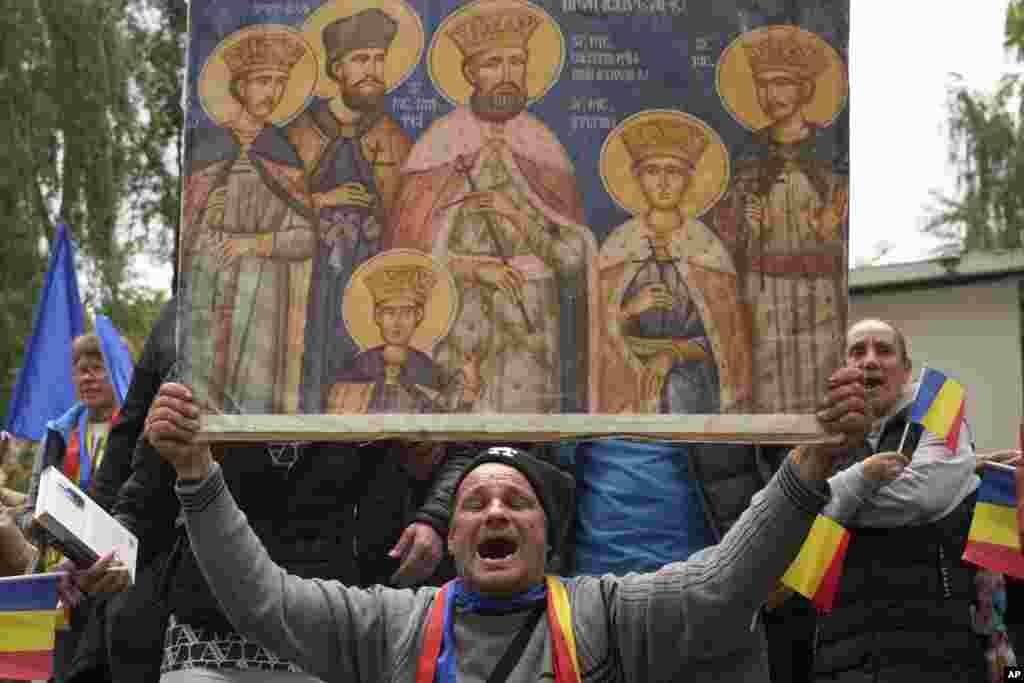 طرفداران کالین جرجسکو، سیاستمدار جنجالی پوپولیست، در زمان حضور او در دفتر دادستانی در بخارست شعار می‌دهند