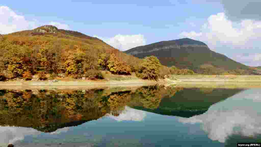 Köyniñ eñ belli yeri - göl. Bulutsız avada mında tılsımlı manzara açıla