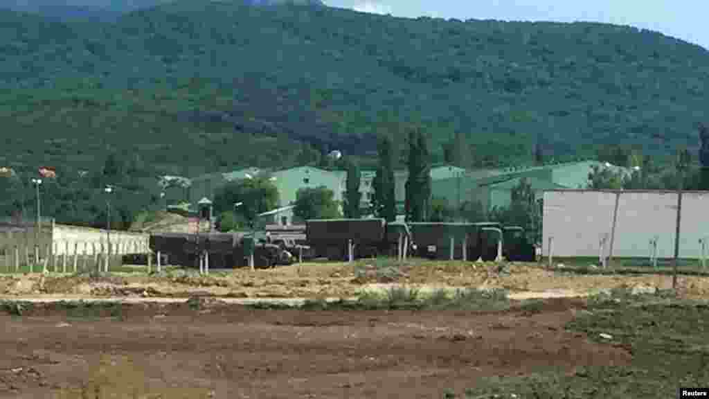 &laquo;При Україні там було лише два літаки. Зараз їх набагато більше&raquo;, &ndash; розповів Reuters молодий солдат на КПП. На фото: вантажівки на військовій базі в Перевальному, Сімферопольський район