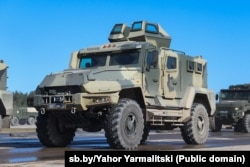 Фота з рэпэтыцыі параду да 9 траўня на аэрадроме Ліпкі пад Менскам. Бачныя аўтамабілі «Спартак» з замазанымі нумарамі. Фота SB.BY — Беларусь сегодня, 3 красавіка 2025 году