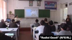 Тажикстандык мугалимдер. Март, 2020-жыл. Иллюстрациялык сүрөт.