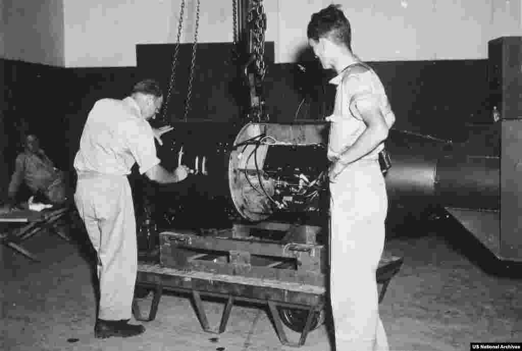A „Little Boy” névre keresztelt atombomba Tinian szigetén, 1945 augusztusában. Szigorú titoktartás mellett, az első harci célra használt atomfegyver alkatrészeit külön-külön szállították ide néhány héttel korábban, majd itt szerelték össze