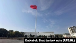 Ош шаарындагы бийиктиги 95 метр жаңы флагшток.