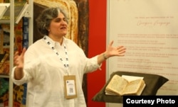 შორენა შავერდაშვილი ეროვნულ სტენდთან ლონდონის წიგნის ბაზრობაზე