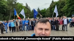 Vasile Costiuc, alături de simpatizanți ai Partidului „Democrația Acasă” la Pelinia, Drochia, în 2021