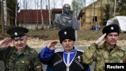 Козаки під час церемонії відкриття бюста президента Росії Володимира Путіна в Ленінградській області. 16 травня 2015 року