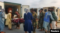 Soldați talibani și civili transportă victimele cutremurului la o ambulanță pe aeroportul din Jalalabad, Afganistan, pe 1 septembrie 2025.