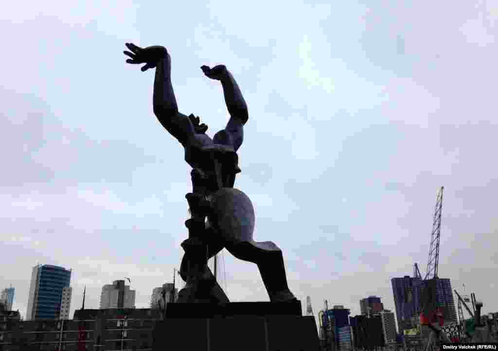 По дороге в кинотеатр "Синерама" я встречаюсь со скульптурой Наума Габо, а это &ndash; монумент Осипа Цадкина "Памяти разрушенного Роттердама" (1953)