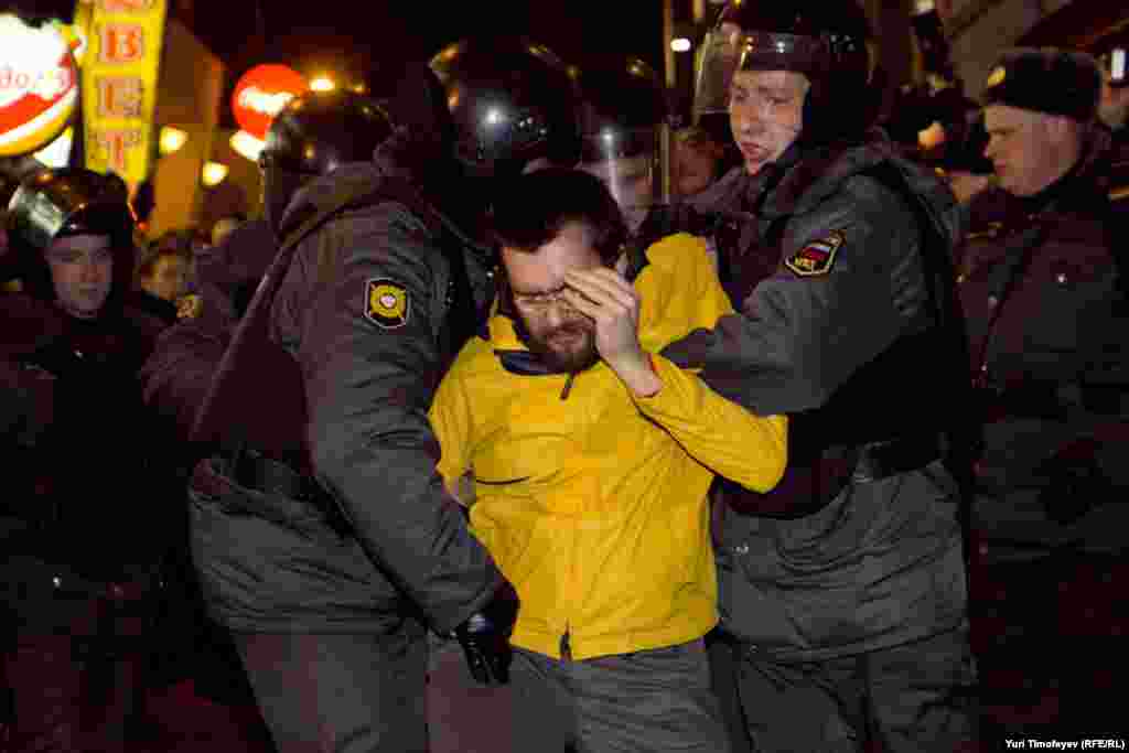 Law enforcement officers arrest antigovernment rally participants on Moscow's Triumph Square on December 6.