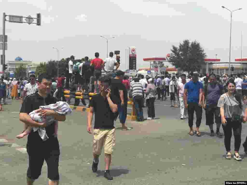 "Ақмешіт" мешітін паналап жатқан Арыс тұрғындарының арасында балалар да көп.